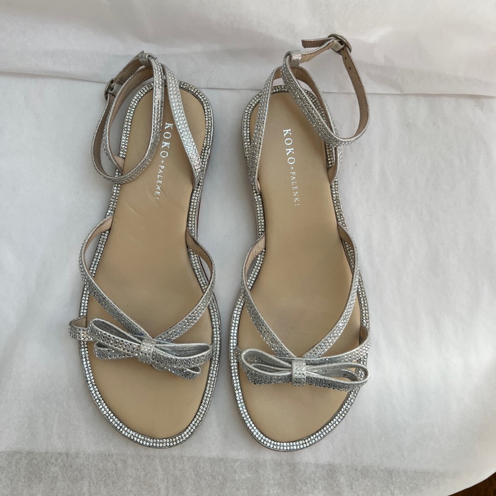 Crystal embellished sandal with bow. Low heel sandal. Silver metallic
